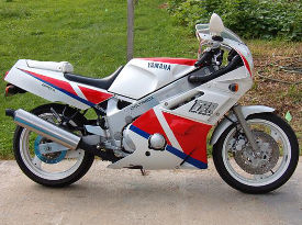 1990 Yamaha FZR600 (white)